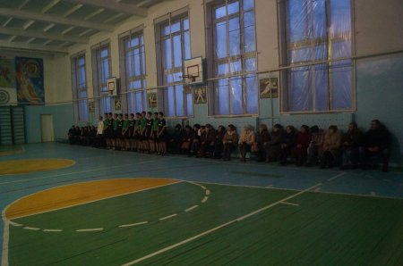 Гладковка. Гордеев со школьниками на уроке футбола. Фото Тараса Бузака