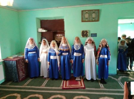 Дівчата співають релігійні пісні в мечеті села Миролюбівка Білозерського району