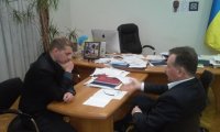 Владимир Миколаенко и Владимир Молчанов обсуждают ситуацию с транспортом в городе