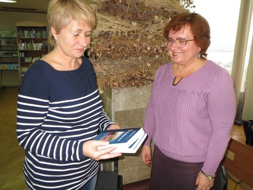 Наталія Козаренко передає обласній бібліотеці книги з історії УГГ