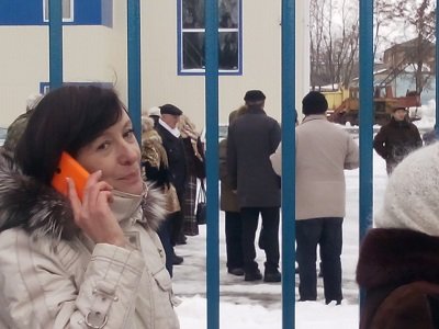 Депутат Леонова пытается попасть на собрание по своему отзыву