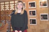 Анна Пономарева на фоне своих работ