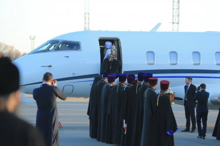 Самолет В.Новинского привез делегацию УПЦ МП с Благодатным Огнем. Киев. 7 апреля 2018 года